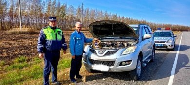 В Иссинском районе сотрудники ДПС помогли водителю сломавшегося на трассе автомобиля