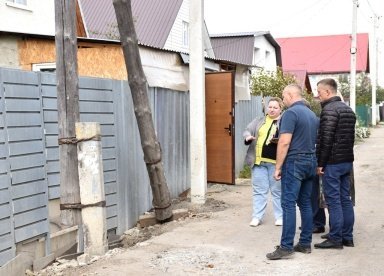 Многодетная семья в Пензе пожаловалась на дорогу, повреждающую забор ее дома