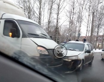 При столкновении «Калины» и грузовика в Пензе пострадал мужчина