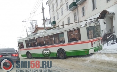 На улице Кирова в Пензе троллейбус вынесло на тротуар