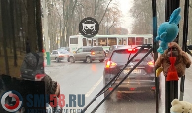 Пензенцев предупреждают о пробке на Западной Поляне из-за ДТП с автобусом