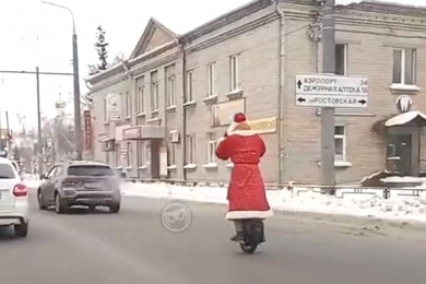 Продвинутый Дед Мороз прокатился по дорогам Пензы на моноколесе