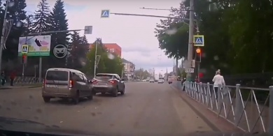 На улице Суворова в Пензе «Лада» протаранила остановившуюся на светофоре иномарку