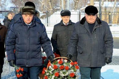 В Пензе возложили цветы к памятнику героям блокадного Ленинграда