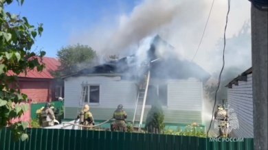 В Пензе 24 пожарных тушили горящий дом с баней на улице Крымской