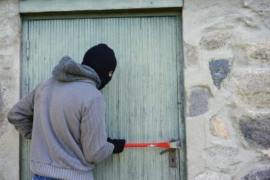В Пензенском районе мужчина взломал квартиру соседки