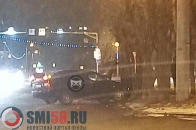 В Пензе вечером на улице Бородина автомобиль врезался в дерево