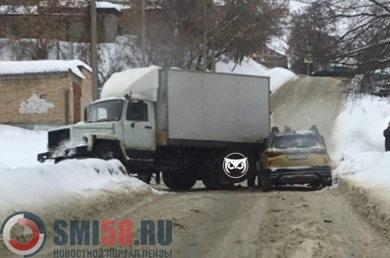 На улице Богданова в Пензе кроссовер попал под кузов грузовика