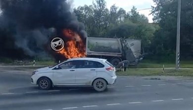 На трассе в районе поселка Монтажный загорелся мусоровоз