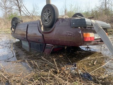 В Богословке автомобиль приземлился на крышу в болото