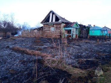 Житель Каменского района сжег траву с домом соседей