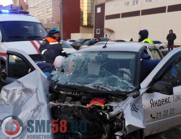 В Пензе спасателям пришлось доставать водителя и пассажира из смятого такси