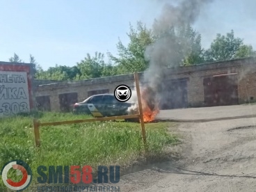На проспекте Строителей в Пензе загорелся автомобиль «Яндекс.Такси»