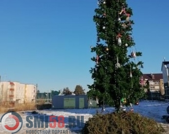 В Заречном новогоднюю елку украсили мусором
