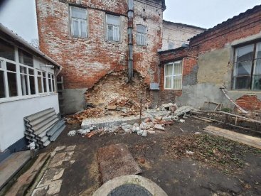 В Кузнецке обрушилась часть стены здания медицинского колледжа