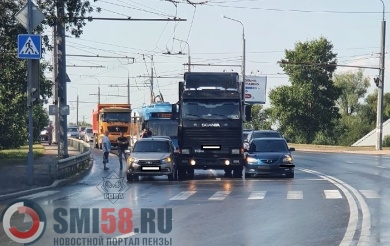 ДТП с грузовиком и двумя легковушками парализовало движение в пензенской Терновке