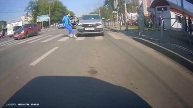 На улице Луначарского в Пензе женщина бросилась под колеса автомобиля