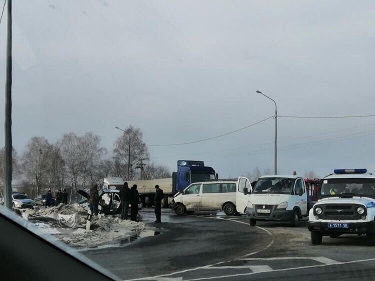 На трассе под Пензой столкнулись микроавтобус и ВАЗ 2112