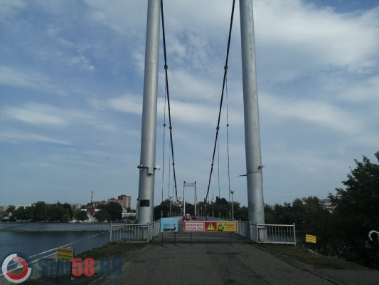 Пензу закроют. Самолет у подвесного моста Пенза. Пенза самолет около подвесного моста.