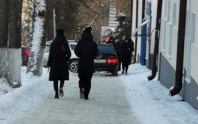 В Пензе автомобилисты «сбегают» с платной парковки около парка Белинского по тротуару