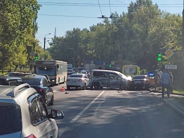 На Южной Поляне в Пензе жестко столкнулись четыре автомобиля