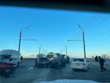 Пензенских водителей просят по возможности объезжать Сурский мост из-за ДТП