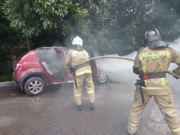 На улице Кулакова в Пензе загорелся автомобиль