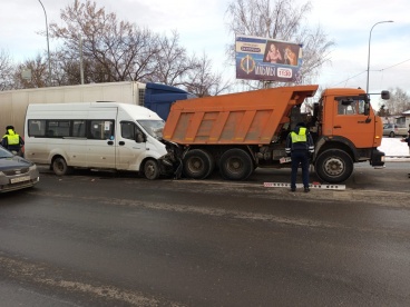 Восемь человек пострадали при столкновении автобуса и грузовика в Пензе