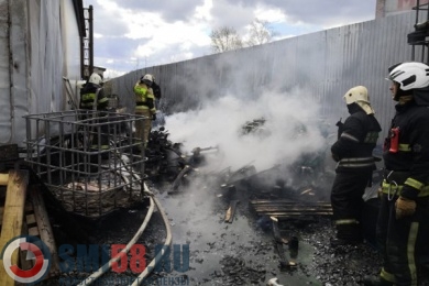 В Пензе на улице Аустрина огнеборцы тушили пожар на складах