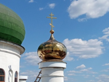 В Кузнецке начали установку новых куполов на Вознесенский собор