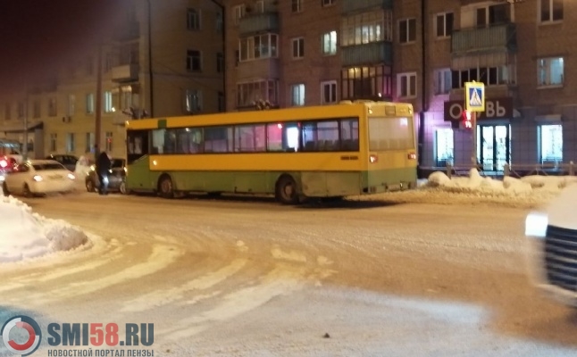 Глобус попал под автобус. Ангарский автобус. Автобус новый Уренгой. Автобус новый Уренгой авария. Автобус тазик