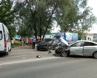 В массовом ДТП на улице Тернопольской в Пензе пострадали два человека