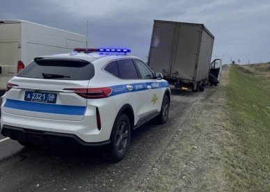 В Мокшанском районе инспекторы ДПС помогли водителю грузовика с поврежденными колесами