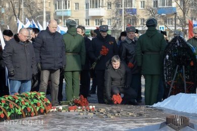 В Пензе 23 Февраля возложили цветы к Вечному огню Монументу воинской и трудовой Славы