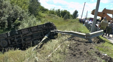Установлены личности пострадавших при опрокидывании автобуса в Лунинском районе