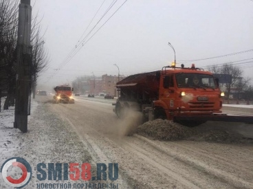 Около 50 единиц техники боролись со снегопадом ночью в Пензе