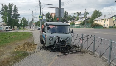 В пензенской Терновке спецавтомобиль провалился в яму на тротуаре