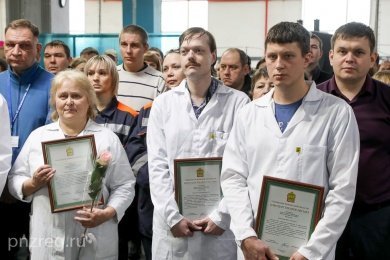 Мельниченко наградил директора и коллектив Пензенского завода точных приборов