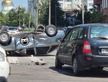 На Чкалова в Пензе перевернулся автомобиль