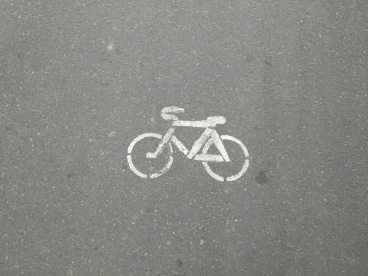На улице Калинина в Пензе велосипедист попал под колеса внедорожника и скрылся