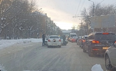 Движение по улице Ленинградской в Пензе парализовано из-за ДТП