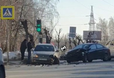Автомобиль остался без колеса в жестком ДТП на улице Мира в Пензе