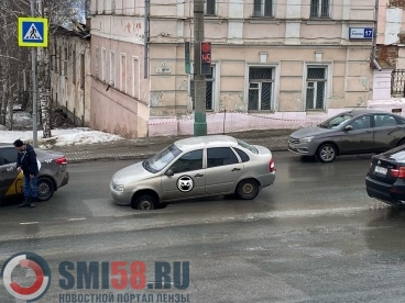 Автомобиль «Лада Калина» провалился в яму на улице Кирова в Пензе