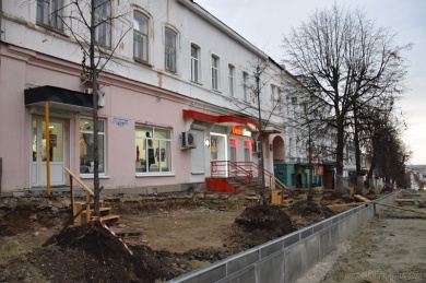 Наверху улицы Московской в Пензе началась опиловка деревьев