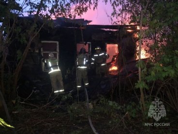 В Пензе крупный пожар тушили 30 спасателей
