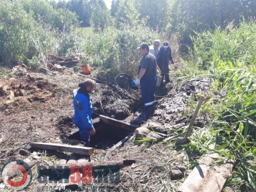 В Башмаковском районе спасатели помогли расчистить святой источник