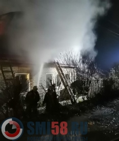 В Кузнецке из горящего дома спасли ребёнка и троих взрослых