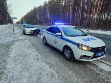 Сотрудники ДПС помогли водителю сломавшегося автомобиля на пензенской трассе