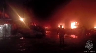 На улице Бийской в Пензе загорелись 600 кв. м склада с полиэтиленом