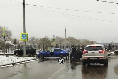 В Пензе на улице Чкалова на двух перекрестках столкнулись несколько машин